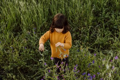 cute-girl-picking-flowers-fields_kl.gif