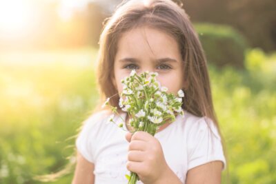 close-up-girl-smelling-white-flowers_kl.gif